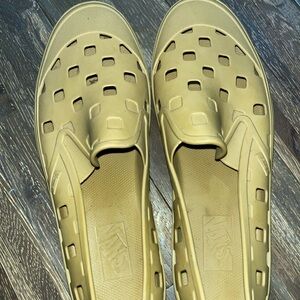Vans trek slip on shoes